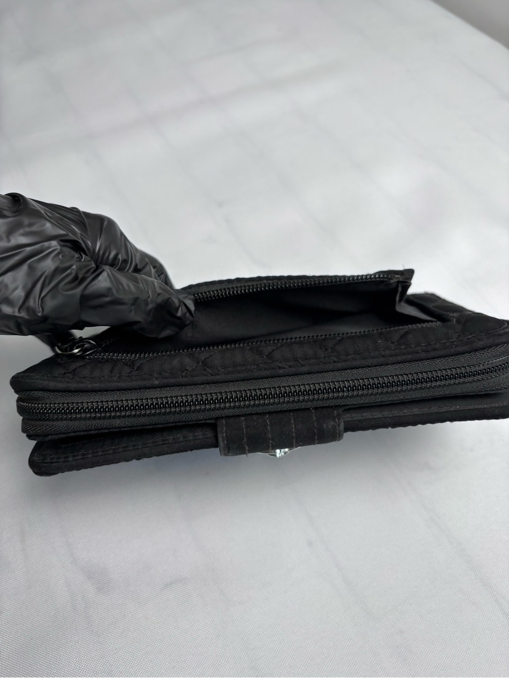 Vera Bradley RFID Turnlock Bifold Wallet Black Quilted Microfiber/cotton - Picture 9 of 12
